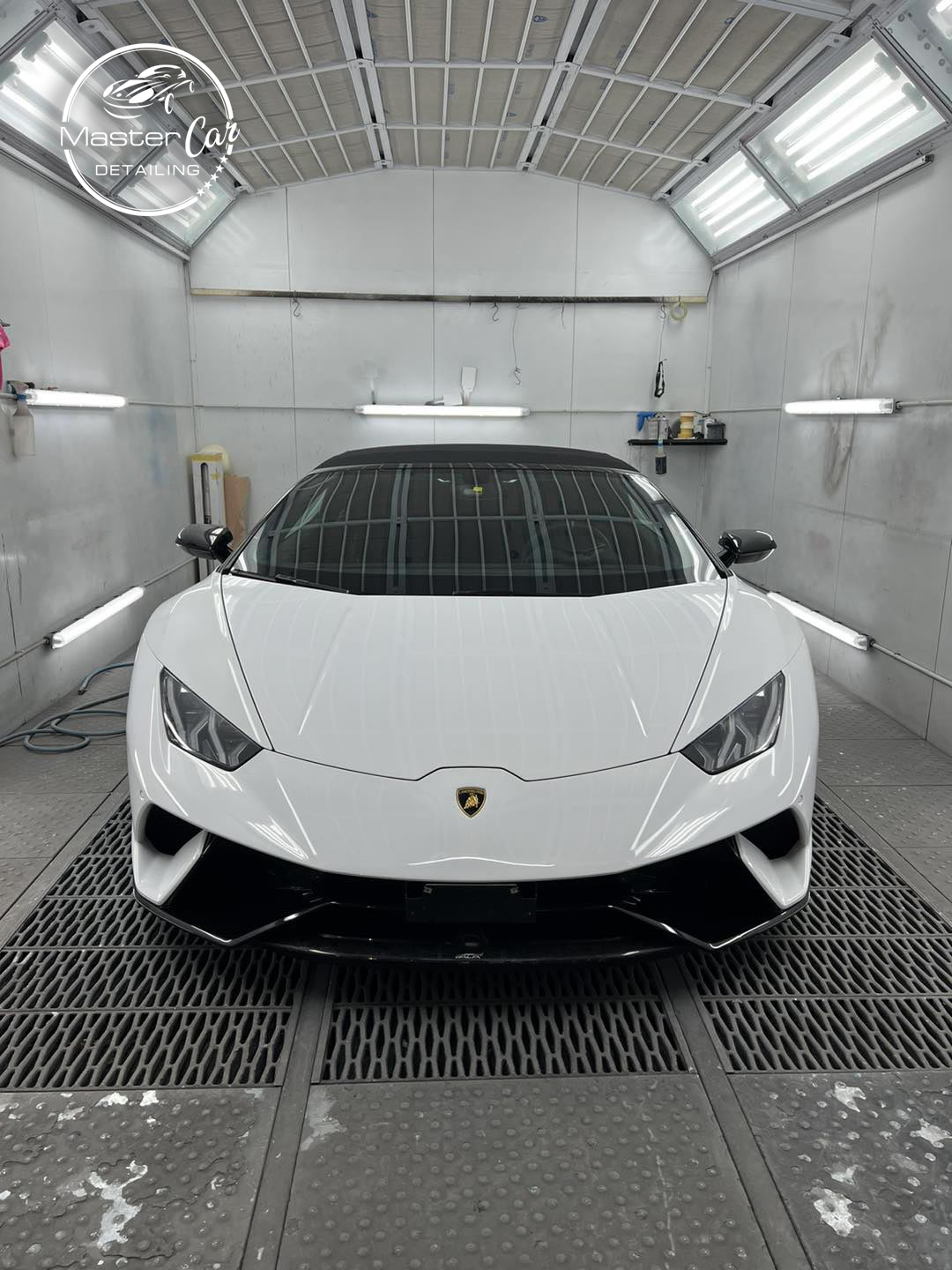 Master Car bianca in cabina di verniciatura