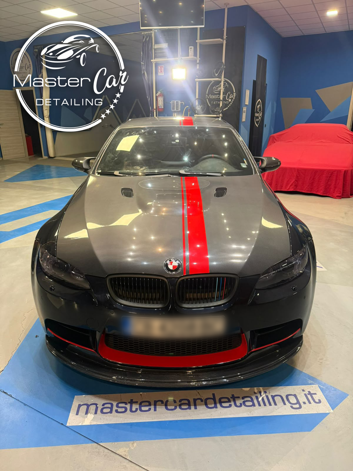 BMW M3 con PPF effetto carbonio lucido e striscia rossa