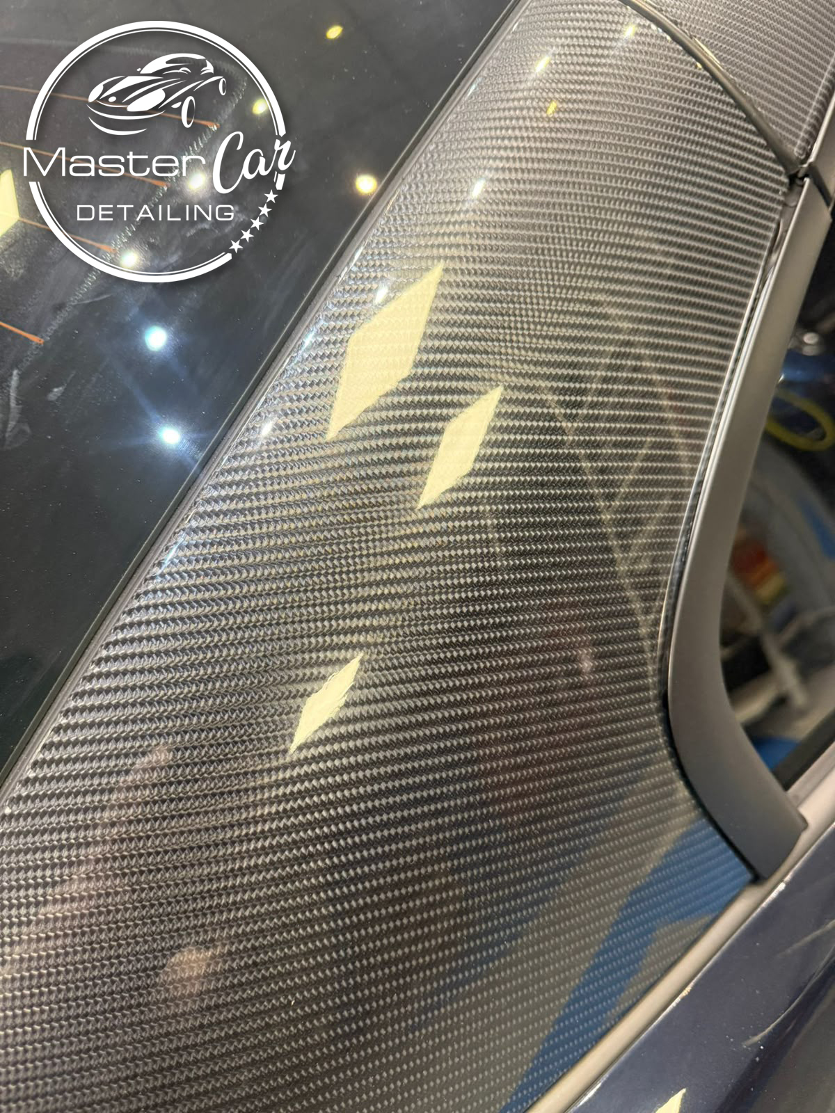 Dettaglio del PPF effetto carbonio lucido sulla BMW M3