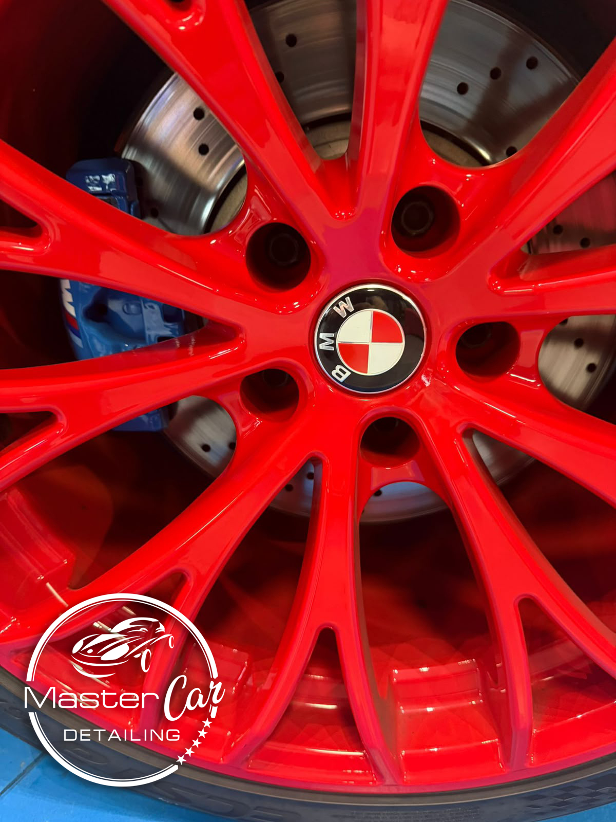 Cerchio rosso con logo BMW in rosso