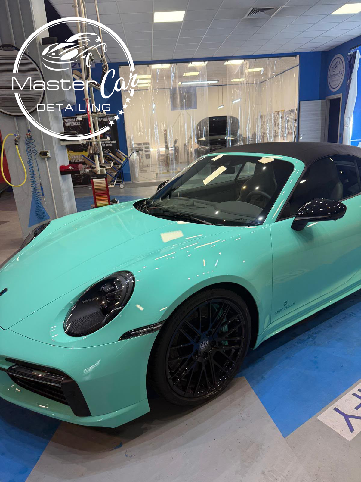 Porsche con wrapping Tiffany color vista anteriore laterale