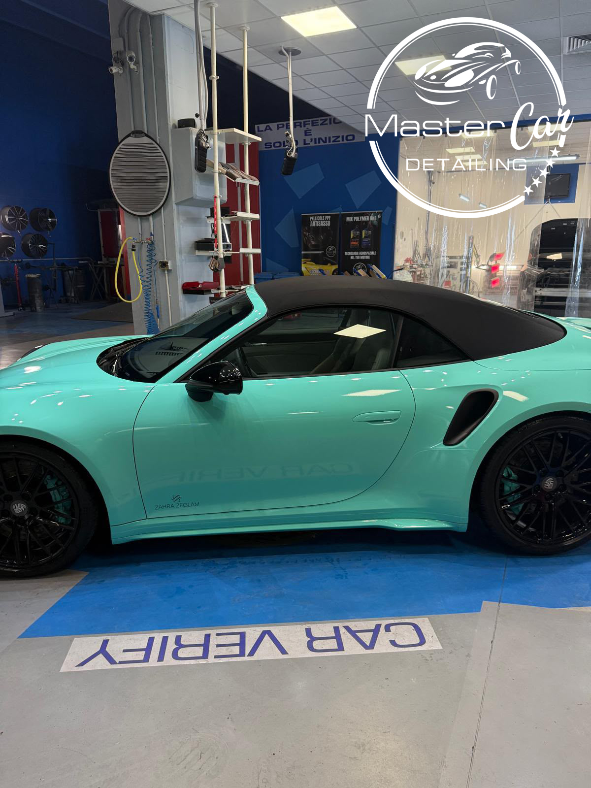 Porsche con wrapping Tiffany color vista laterale