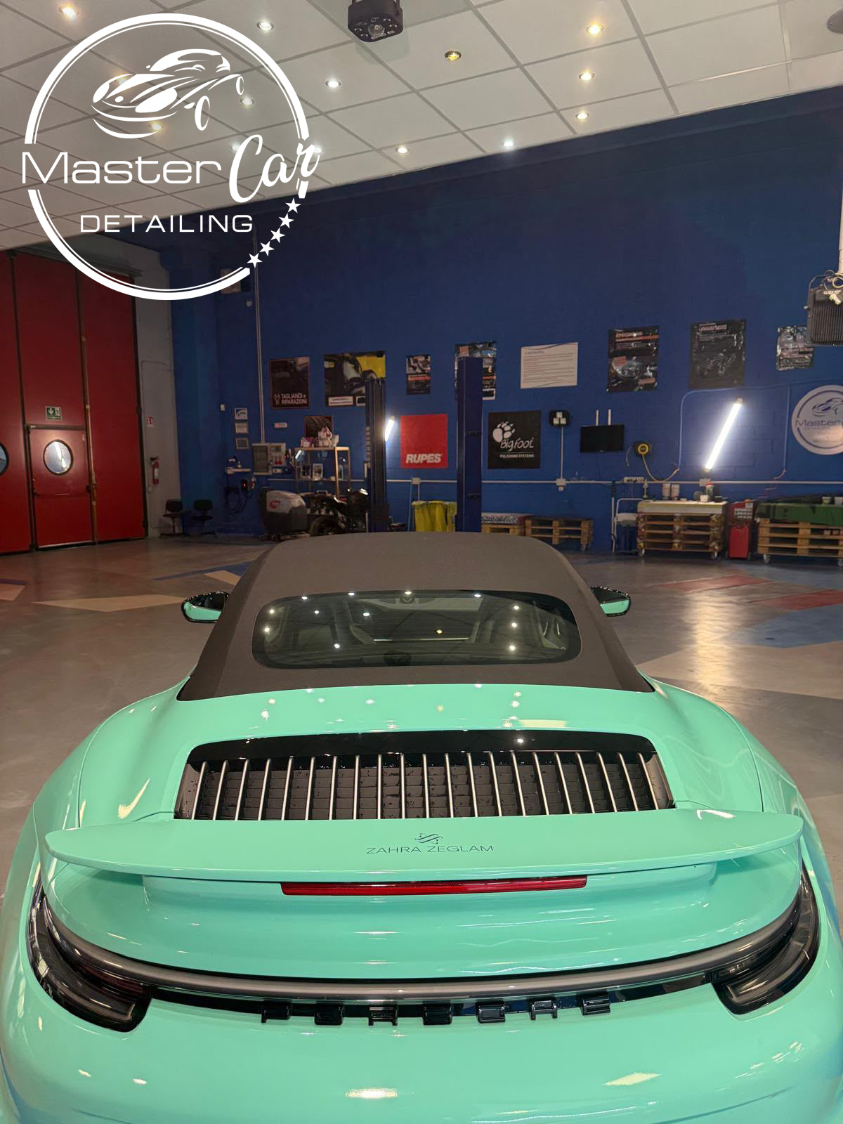 Porsche con wrapping Tiffany color vista posteriore
