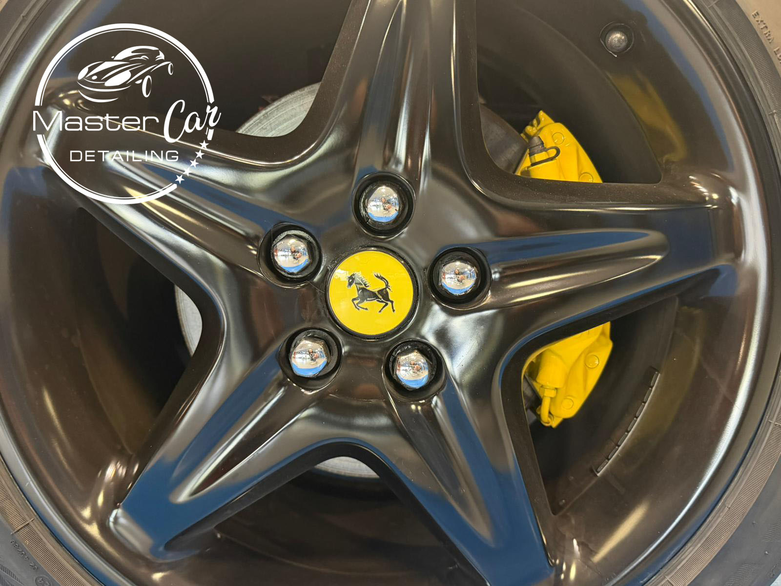 Cerchio Ferrari con pinza freno gialla