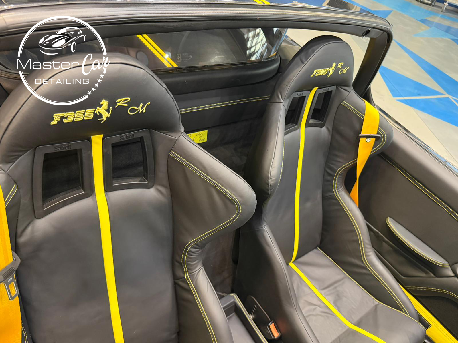 Sedili Ferrari F355 personalizzati neri e gialli