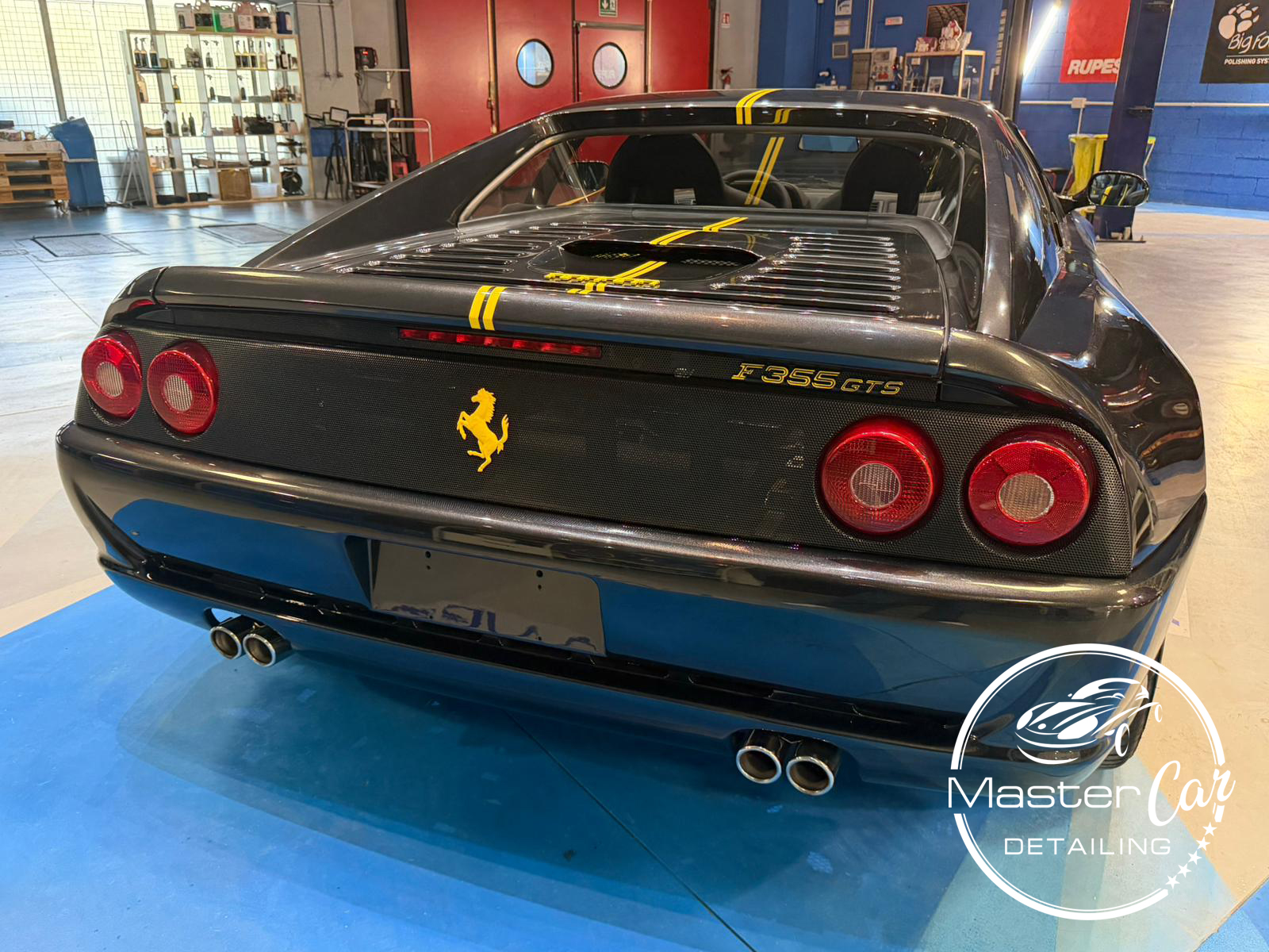 Vista posteriore Ferrari F355 GTS in officina