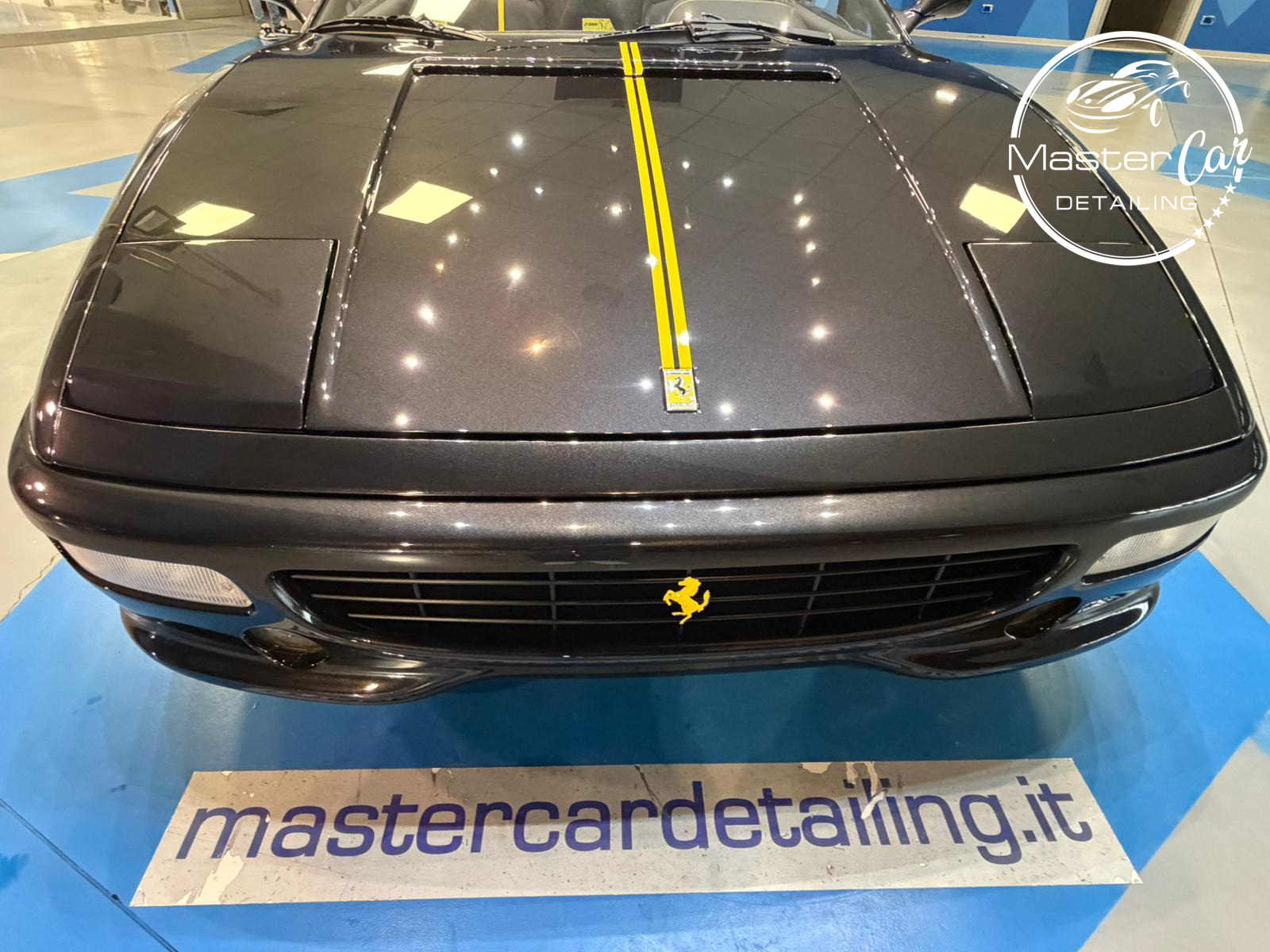Vista frontale Ferrari F355 restomod