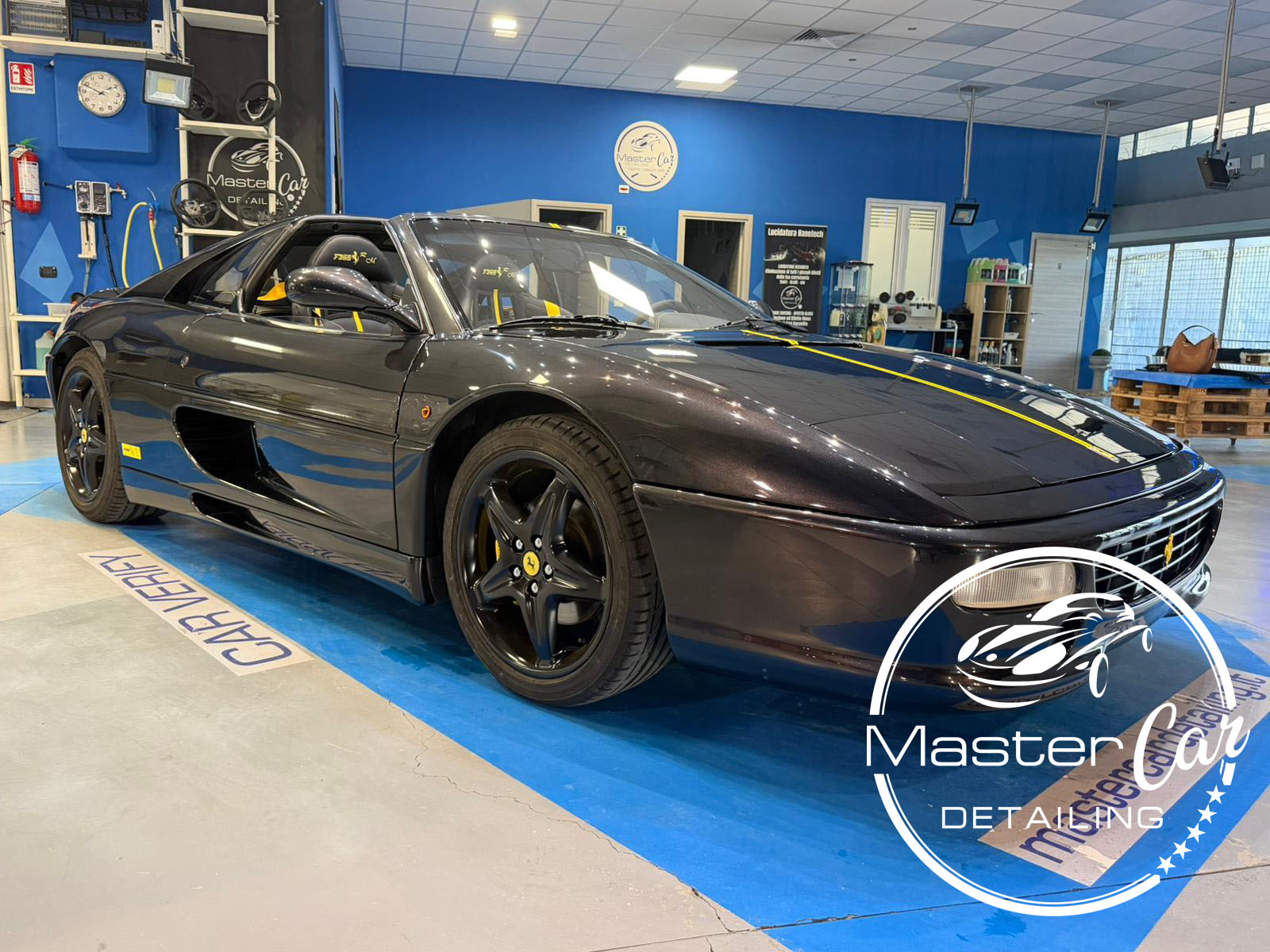 Ferrari F355 restomod completa in officina